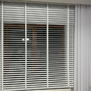 Beyaz Ahşap Görünümlü Ahşap Jaluzi ve Beyaz Keten Tül Perde