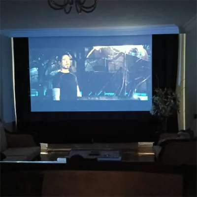Evde sinema keyfi için projeksiyon perdesi ile sinema sistemi