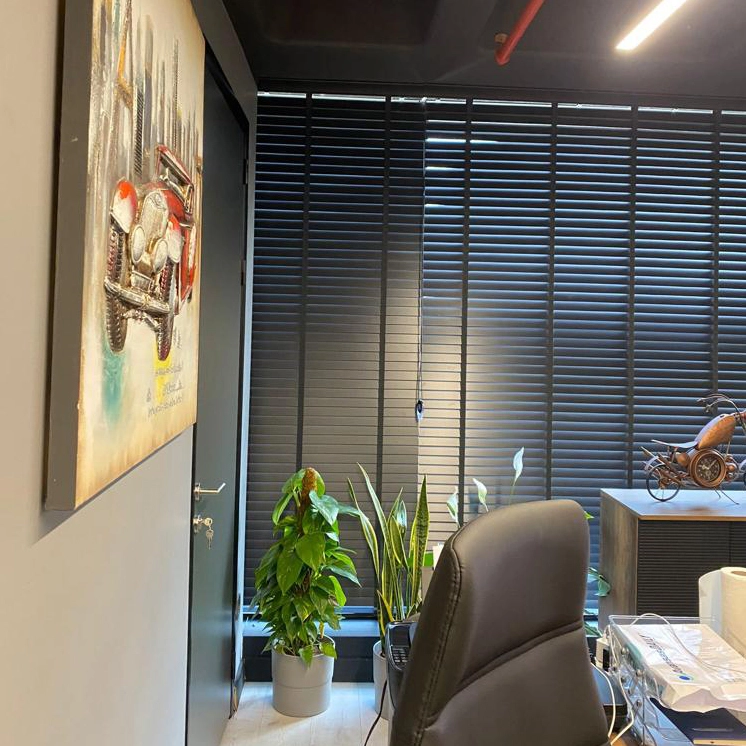 Koyu Tonlarda Ahşap Jaluzi Perdeler