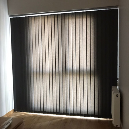 Krem dikey stor perde keten görünümlü
